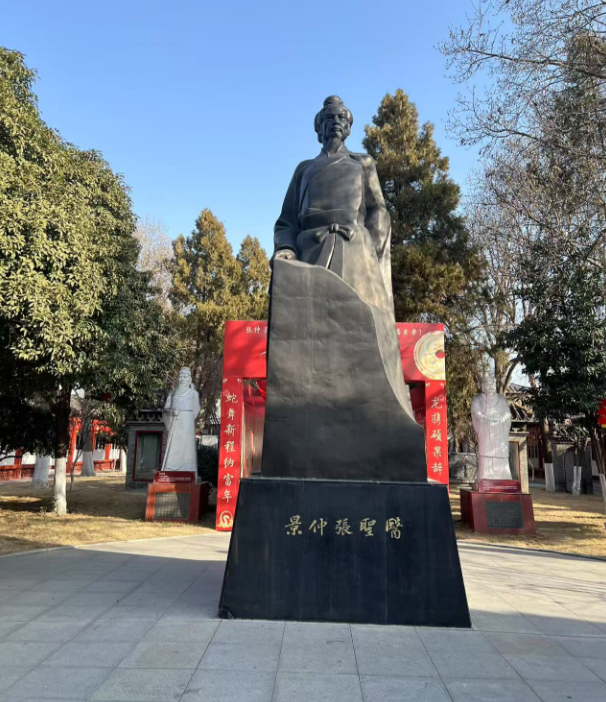 伊康集团董事长许哲铭携张泰源先生参访医圣祠及张仲景书学院(图3)