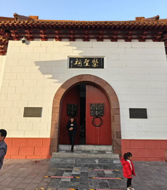 伊康集团董事长许哲铭携张泰源先生参访医圣祠及张仲景书学院(图2)