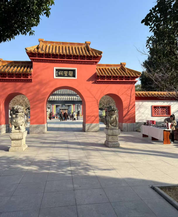 伊康集团董事长许哲铭携张泰源先生参访医圣祠及张仲景书学院(图4)