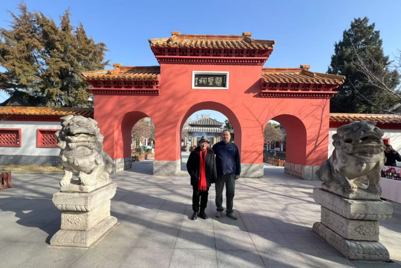 伊康集团与张仲景传人张泰源教授在医圣祠进行祭拜活动(图3)