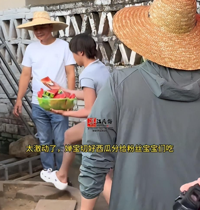 全红婵为何无人敢靠近?得知身边草帽哥身份,才知何谓国家的女儿(图4) 全红婵为何无人敢靠近?得知身边草帽哥身份,才知何谓国家的女儿(图4)