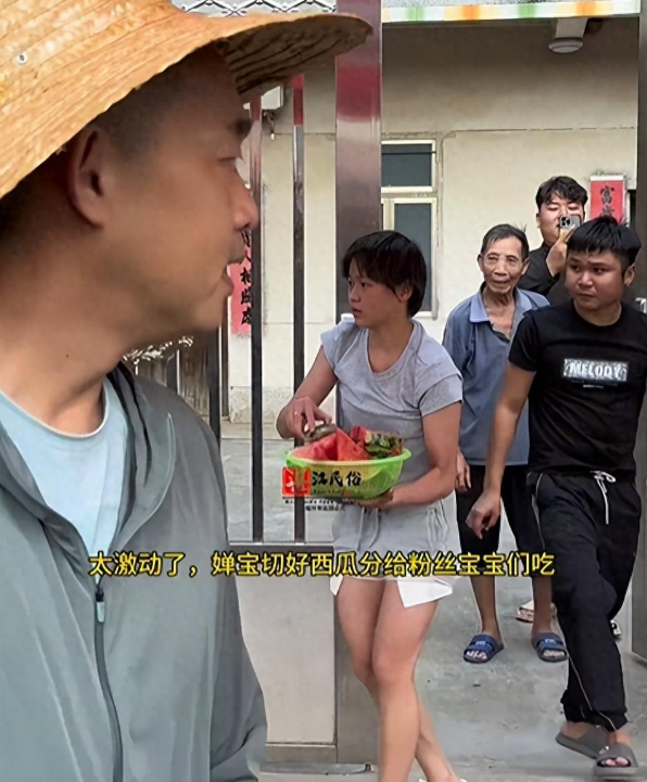 全红婵为何无人敢靠近?得知身边草帽哥身份,才知何谓国家的女儿(图3) 全红婵为何无人敢靠近?得知身边草帽哥身份,才知何谓国家的女儿(图3)