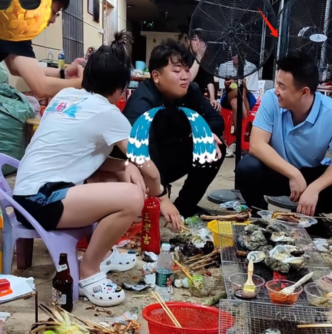 全红婵为何无人敢靠近?得知身边草帽哥身份,才知何谓国家的女儿(图6) 全红婵为何无人敢靠近?得知身边草帽哥身份,才知何谓国家的女儿(图6)