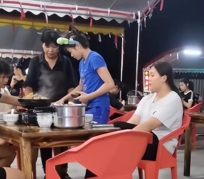 全红婵为何无人敢靠近?得知身边草帽哥身份,才知何谓国家的女儿(图5) 全红婵为何无人敢靠近?得知身边草帽哥身份,才知何谓国家的女儿(图5)