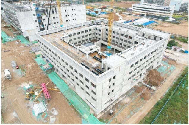 中建八局发展建设公司中国移动张家口数据中心项目全面封顶(图2)