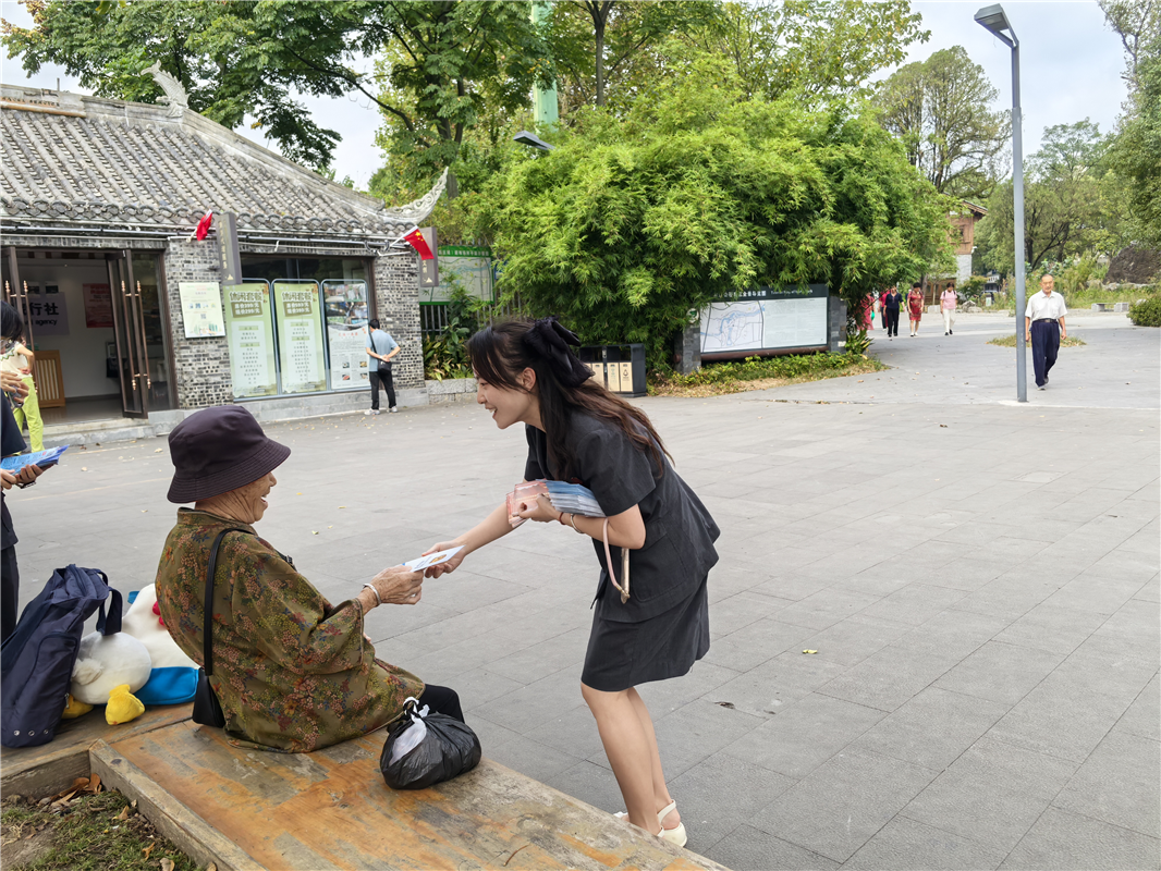 普法宣传进社区 优化营商添动力(图2) 普法宣传进社区 优化营商添动力(图2)