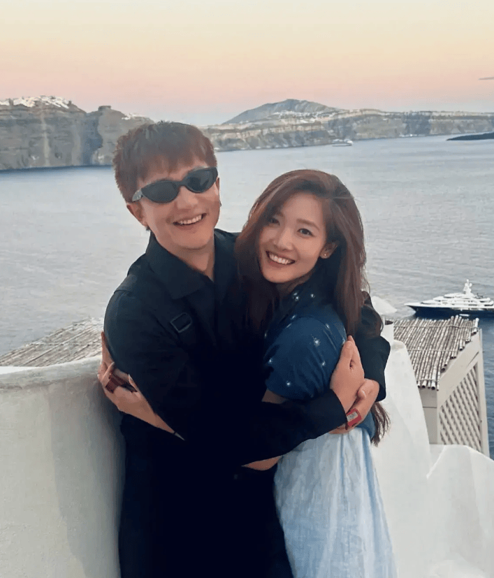 黄轩携abc女友英国度假,紧密相拥甜到齁,拍拖4年不期待结婚(图1) 黄轩携abc女友英国度假,紧密相拥甜到齁,拍拖4年不期待结婚(图1)
