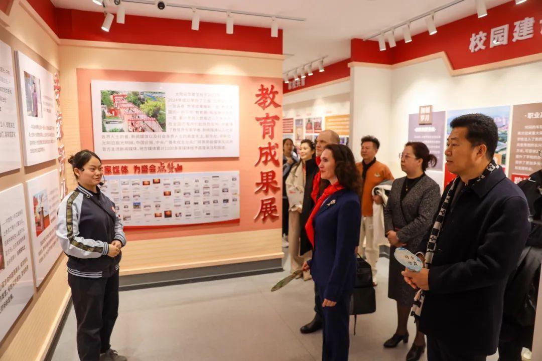 中俄友谊之花绽放 俄罗斯驻沈阳总领事访问太阳谷华夏学校
(图3)