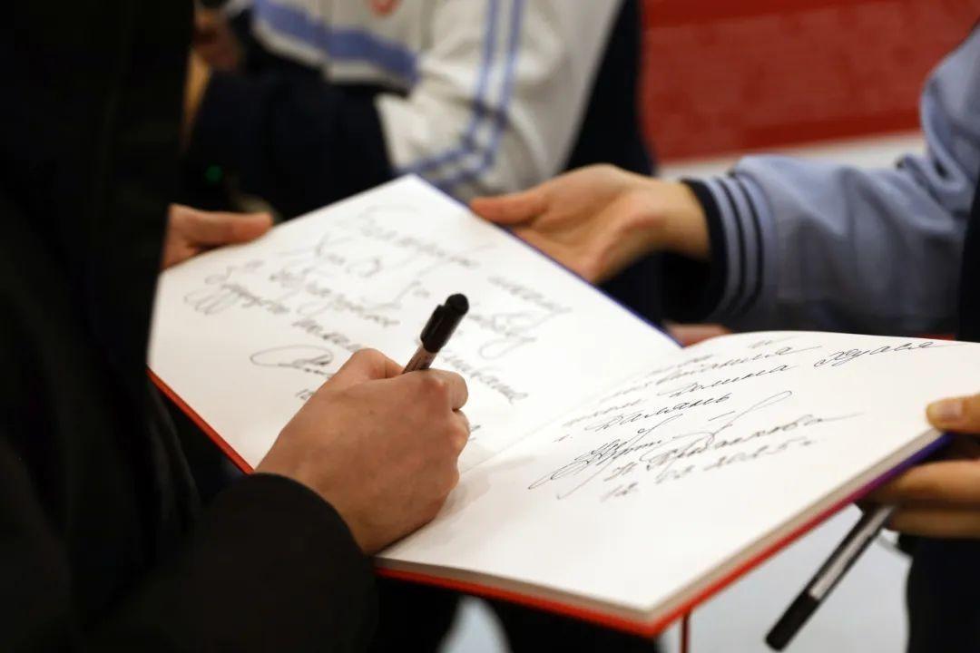 中俄友谊之花绽放 俄罗斯驻沈阳总领事访问太阳谷华夏学校
(图4)
