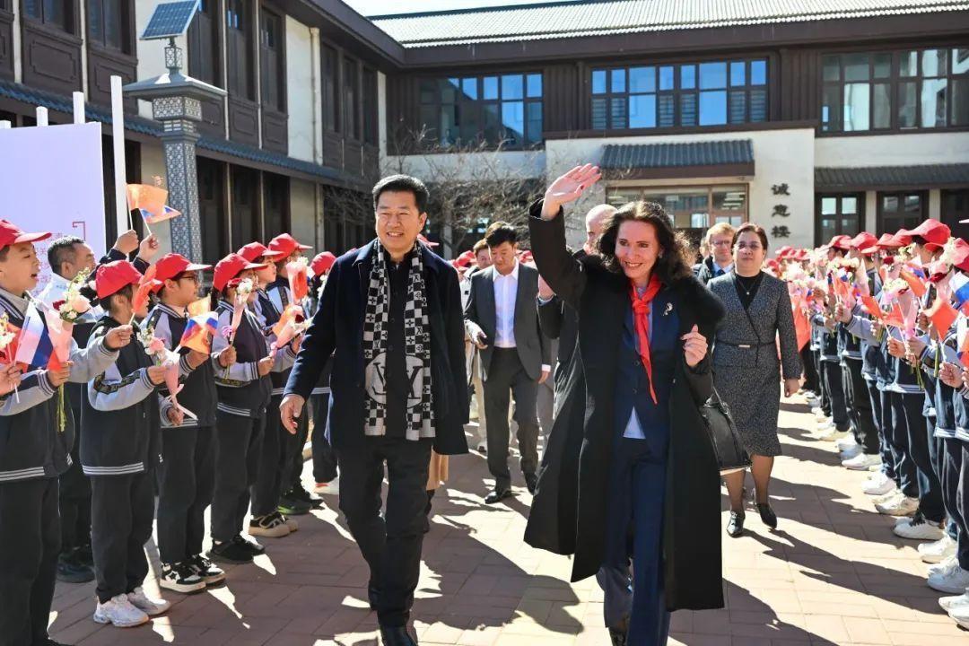 中俄友谊之花绽放 俄罗斯驻沈阳总领事访问太阳谷华夏学校
(图2)