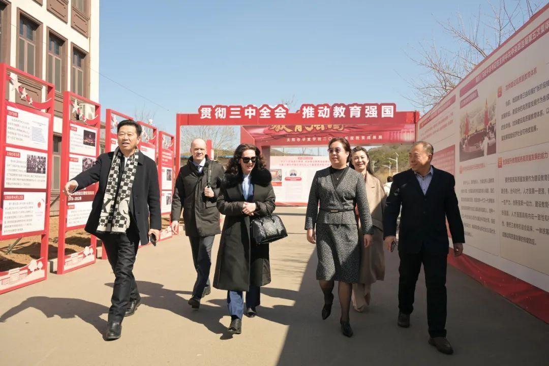 中俄友谊之花绽放 俄罗斯驻沈阳总领事访问太阳谷华夏学校
(图1)